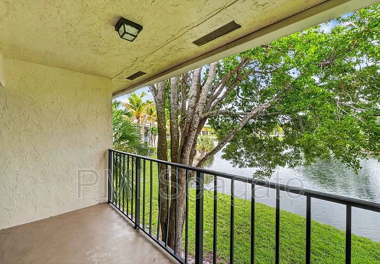 1543 Lake Crystal Dr #G — Photo 4