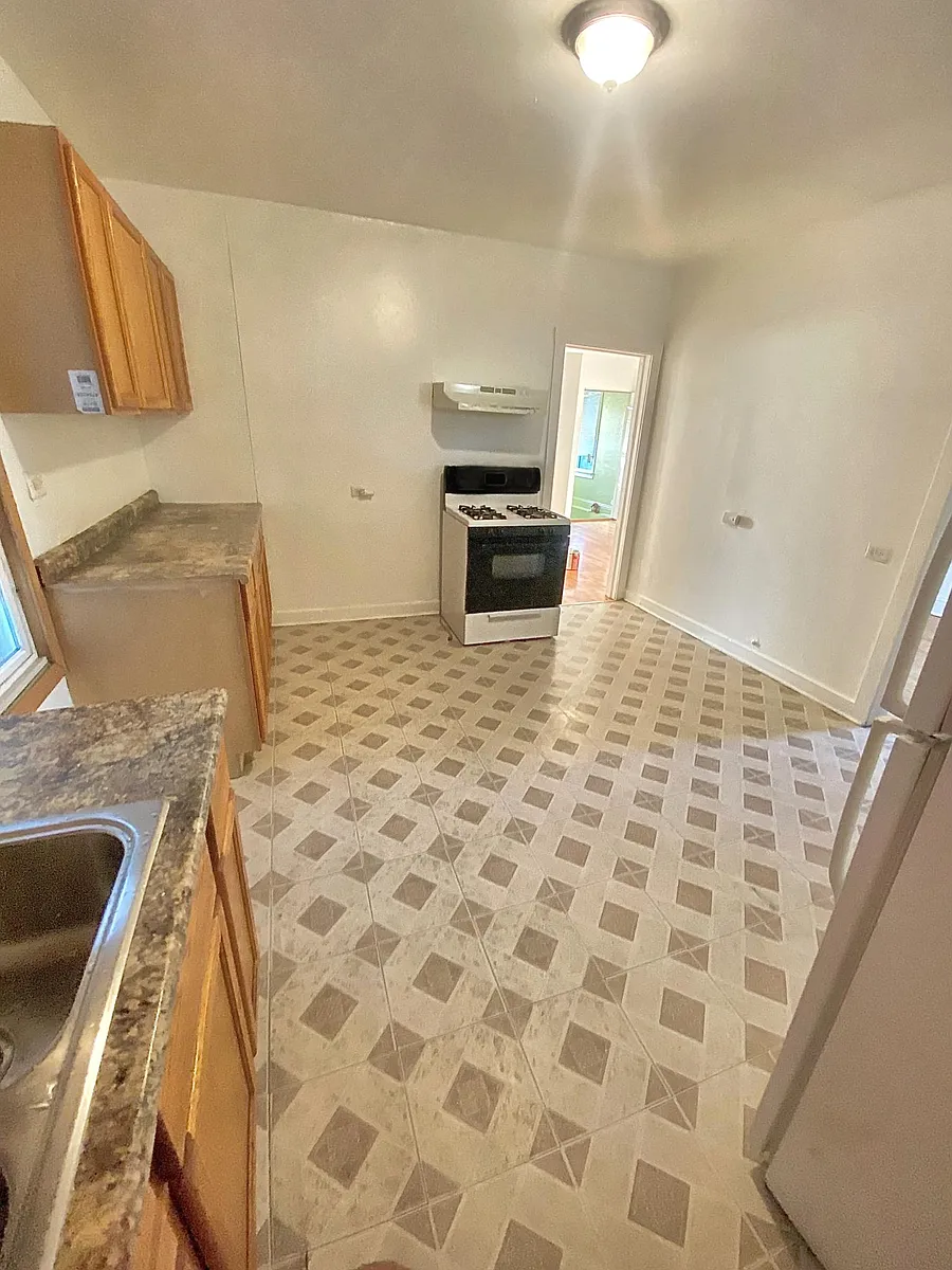 Kitchen. - 125 N 22nd Ave #2