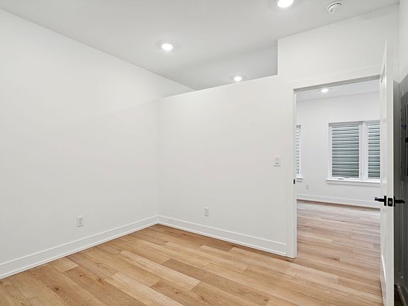 4th image of 903 Leland St #207