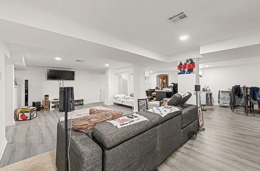 5 bed, 3.5 bath, 3000 sqft, $4,500 — Photo 2