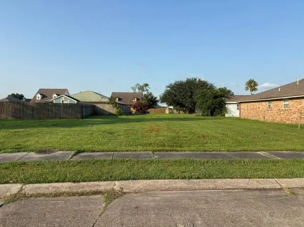 8324 Fairfax Dr, Chalmette, LA 70043