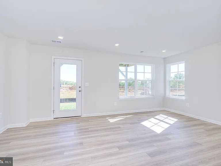 450 Seeback Dr — Photo 5