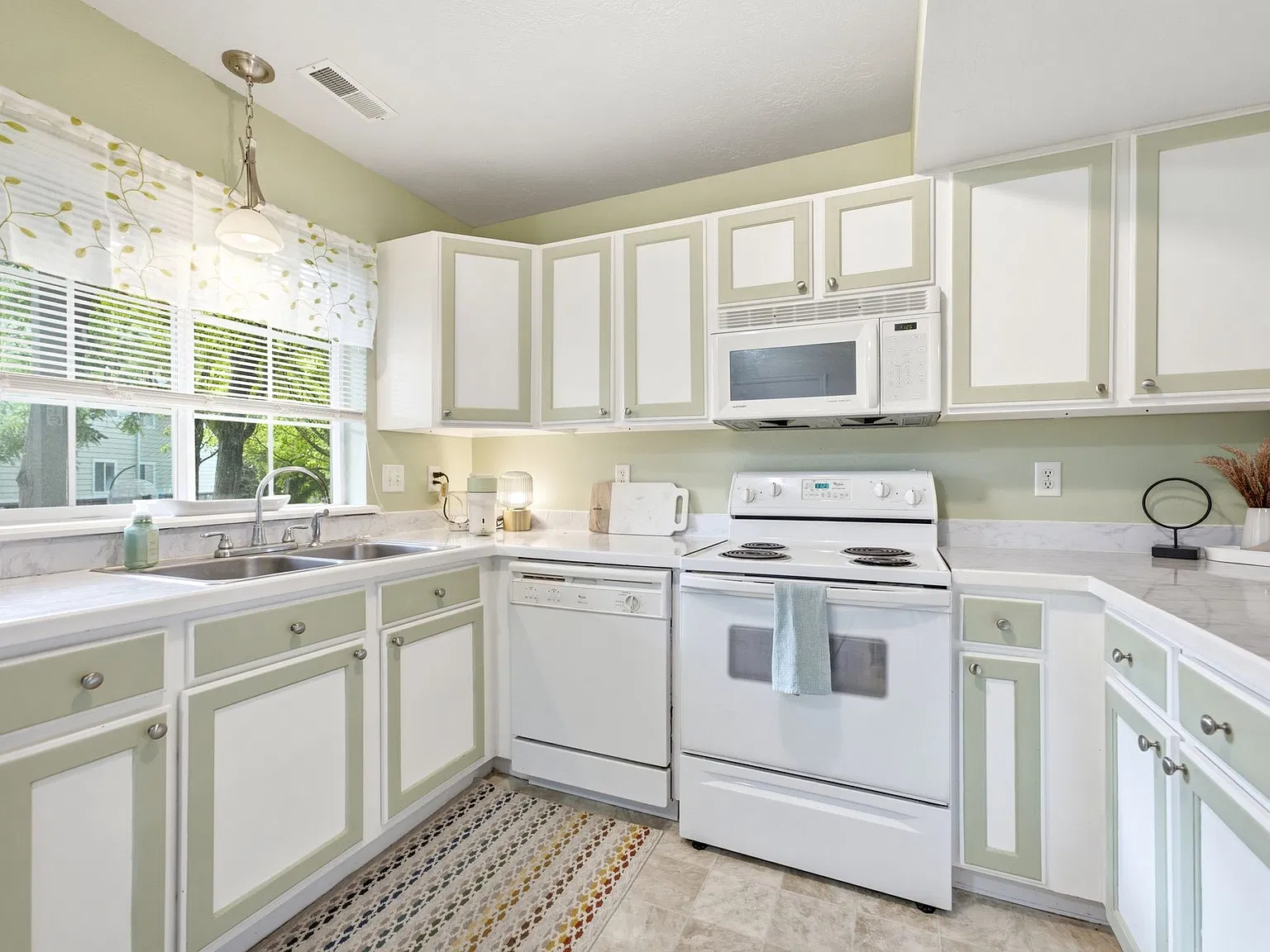 3 bed, 2.5 bath, 1300 sqft, $1,950 — Photo 4