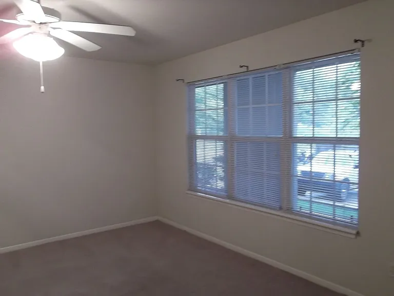 Country Club Apartments — Photo 4
