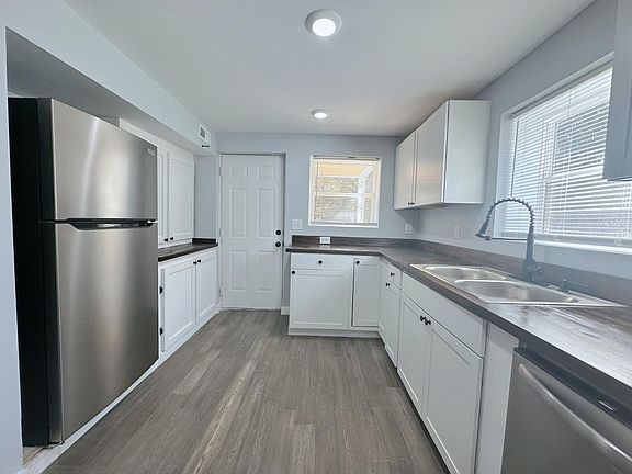 2nd image of 621 Robertson St