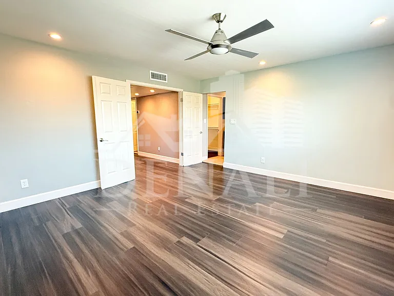 811 E Chilton Dr — Photo 21