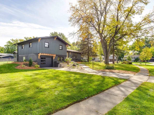 6955 Parkview Dr, Downers Grove, IL 60516
