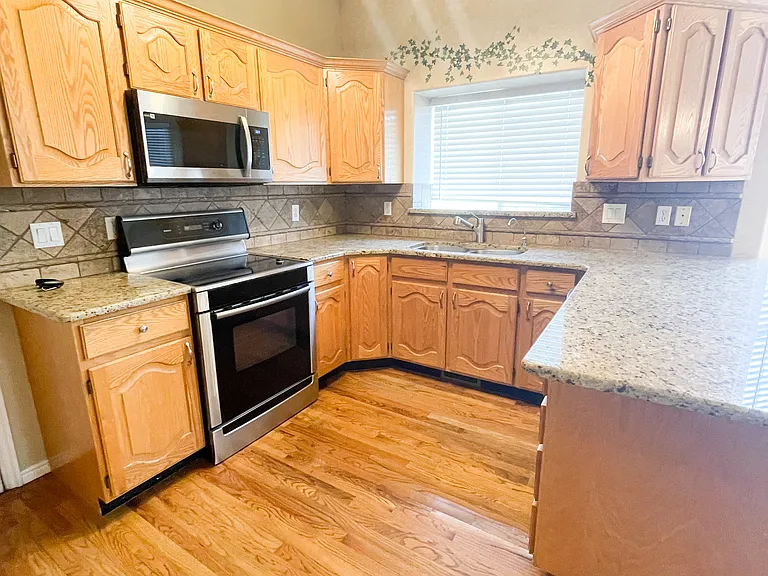 327 E Sandy Land Ln — Photo 7