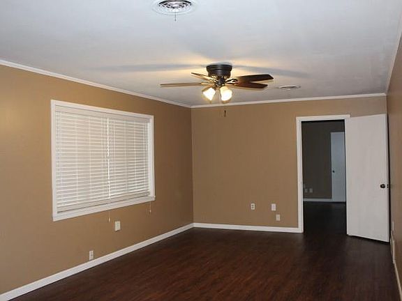 3rd image of 1438 Eastview Dr