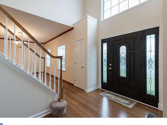 3rd image of 404 N Thomas Ct