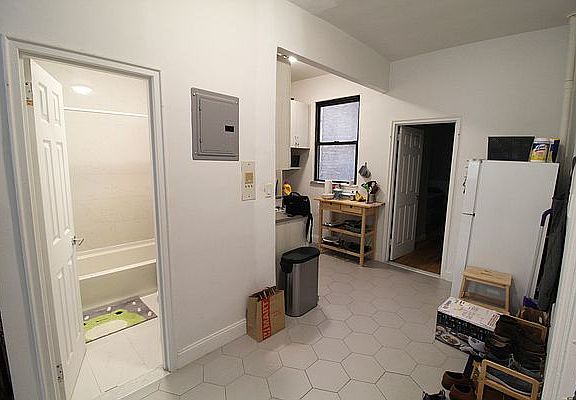 3rd image of 172 W 81st St APT 2A