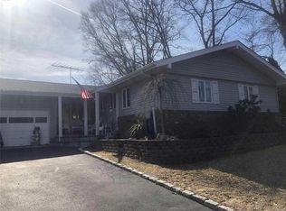 30 Cardinal Ln, Hauppauge, NY 11788