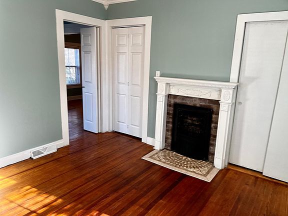 Master bedroom
Fireplace is non- functional but candles or twinkle lights placed in the fireplace adds a lovely ambience to the room