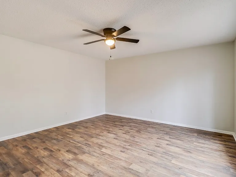 327 Dianne Dr — Photo 13
