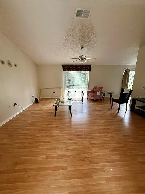 3 bed, 2.0 bath, 1176 sqft, $1,899 — Photo 3