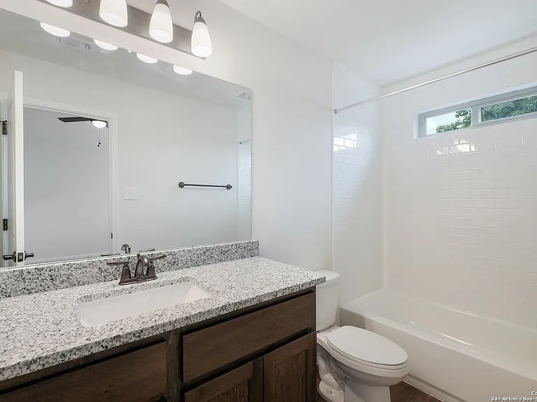 2507 Lynwood Bnd — Photo 13