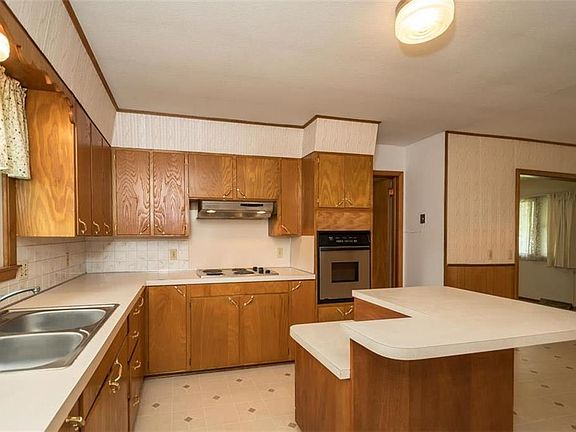 Nice island in the kitchen and open to the dining area.