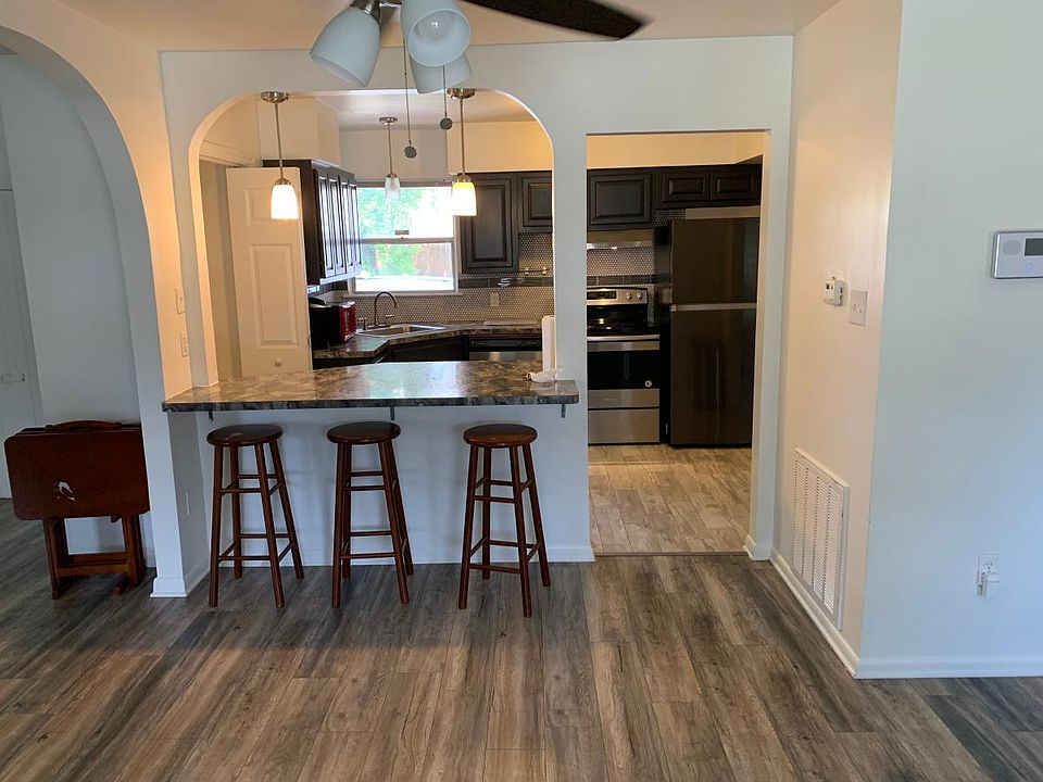 1st image of 307 Oakwood Dr