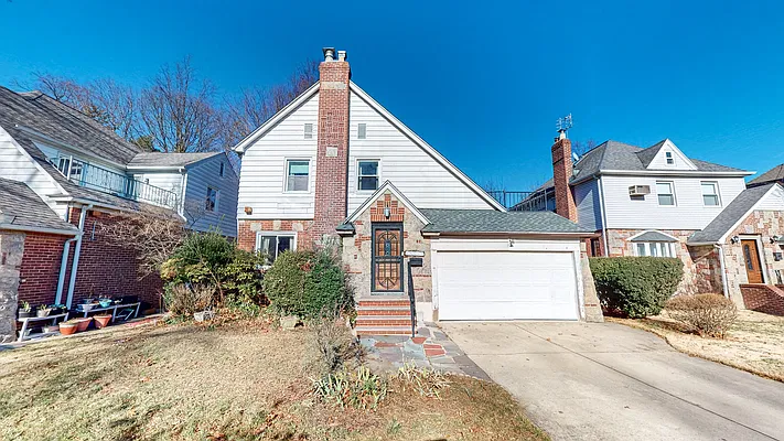Sold by RE MAX Team | media 2
