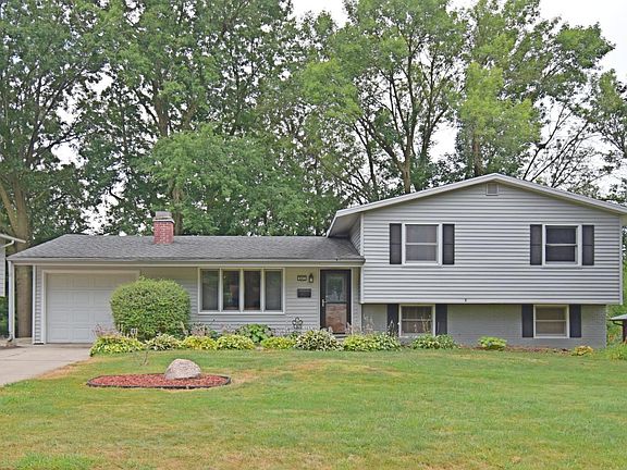 2nd image of 902 Arlington Dr