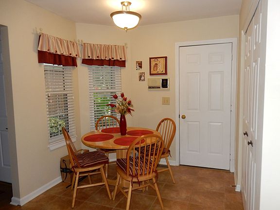 3rd image of 906 Crossgate Dr