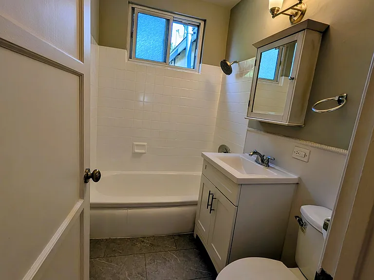 5964 Yarmouth Ave — Photo 9