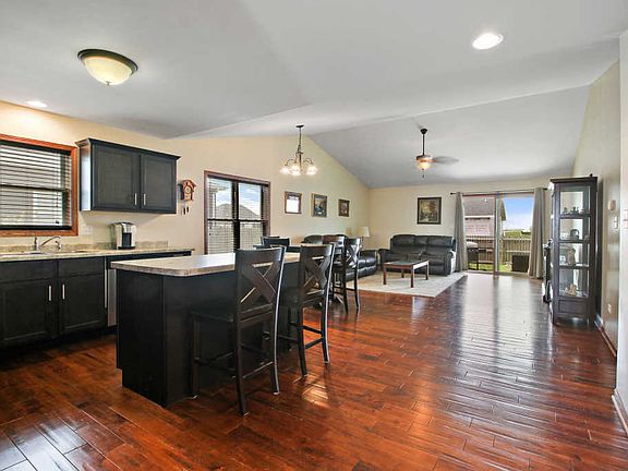 3rd image of 6144 Park View Dr