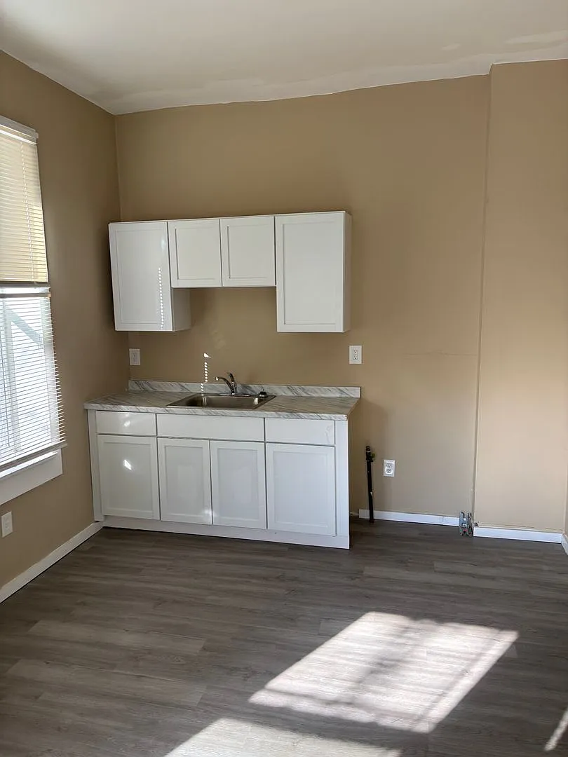 2 Bedroom, 1 Bath House — Photo 3
