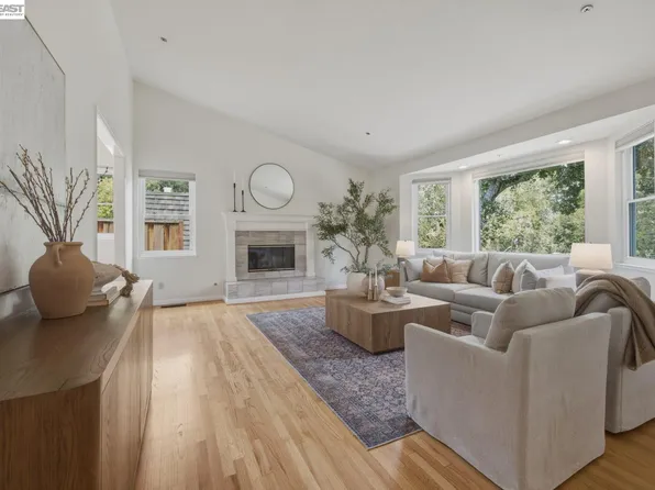26 Oak Rd, Orinda, CA 94563