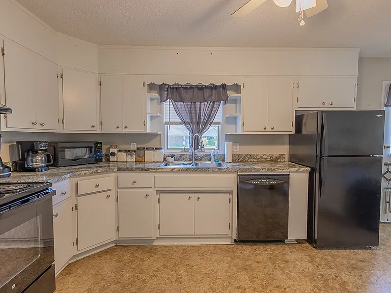 143 Hamilton Acres St — Photo 5