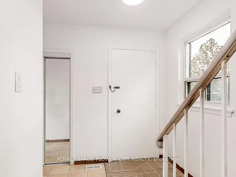 3 Clayhall Cres — Photo 3