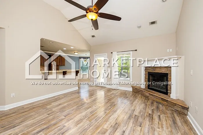 2467 Newbury Ave — Photo 7