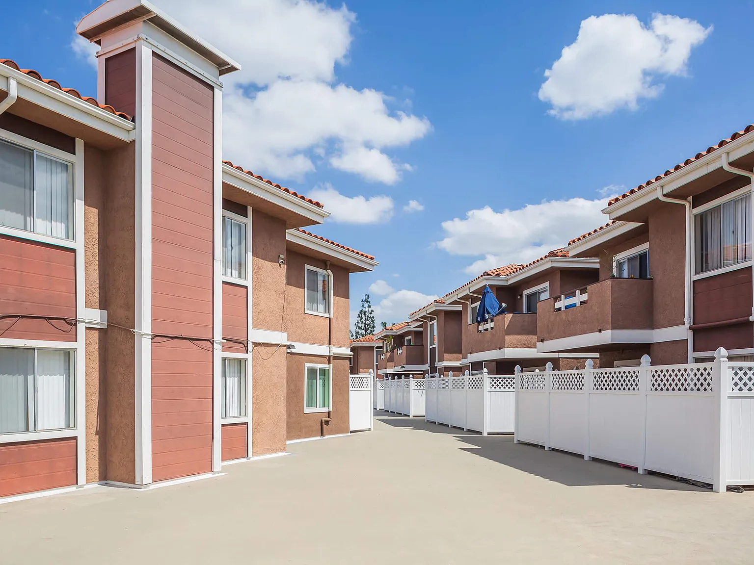 Casa Pacifica Apartment Homes — Photo 3