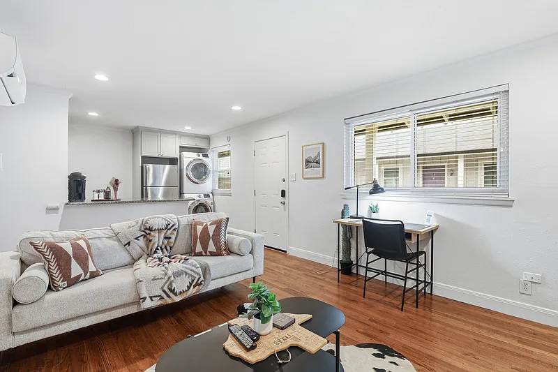1 bed, 1.0 bath, 500 sqft, $1,300 — Photo 3