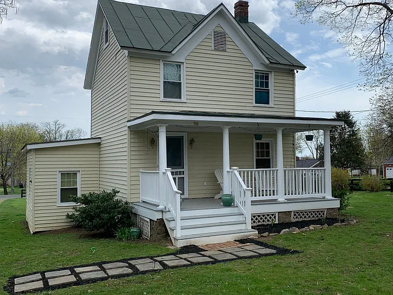 551 E G St — Photo 1