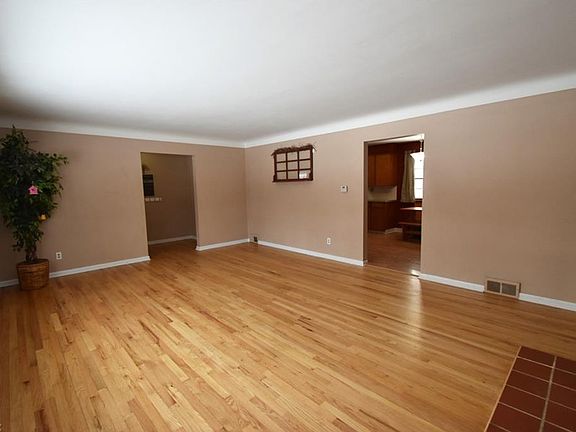 5th image of 160 Butternut Dr