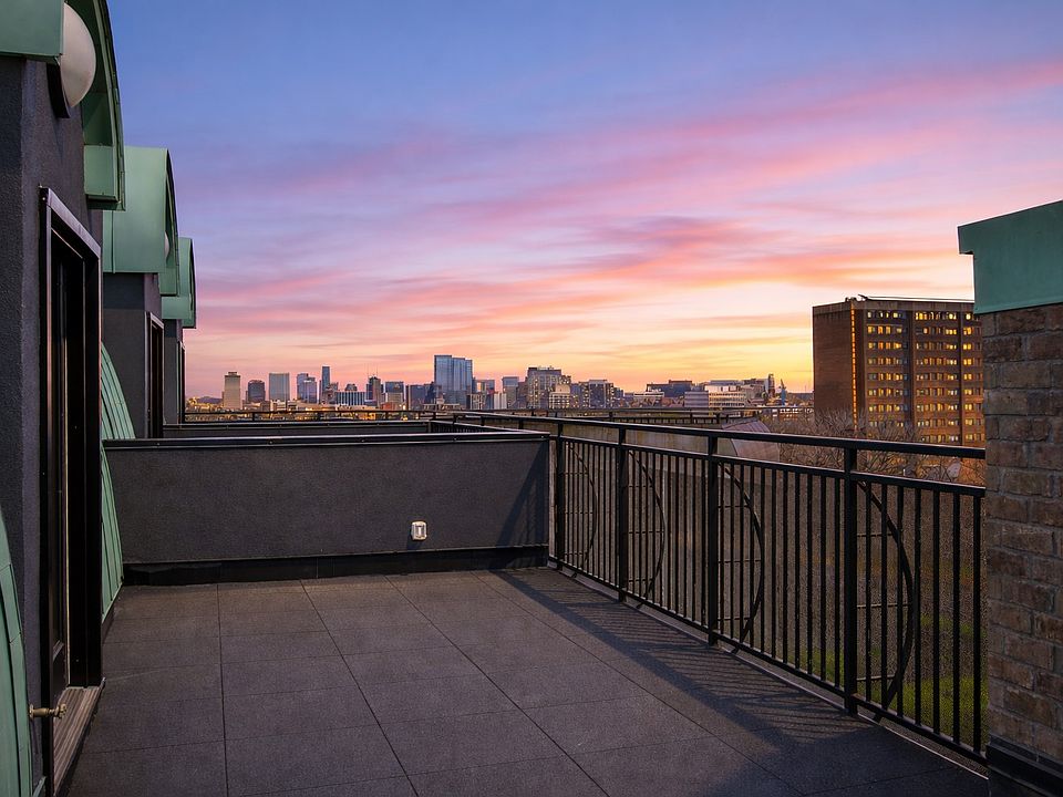Private rooftop terrace _ rare outdoor living near Centennial Park