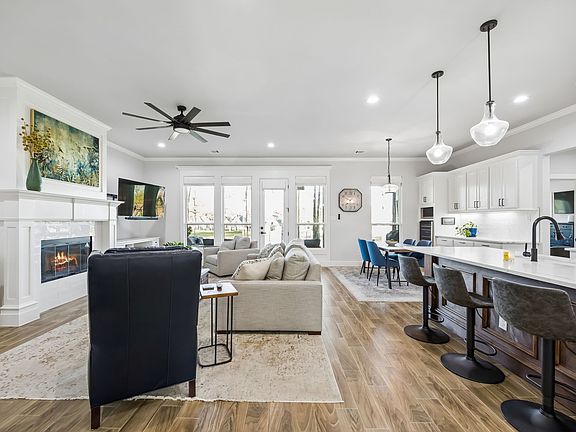 3rd image of 207 Colonial Dr