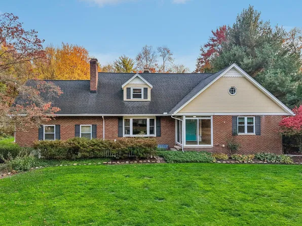 2458 Amesbury Rd, Akron, OH 44313