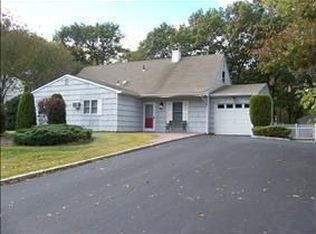 20 Hartwell Dr, Mount Sinai, NY 11766