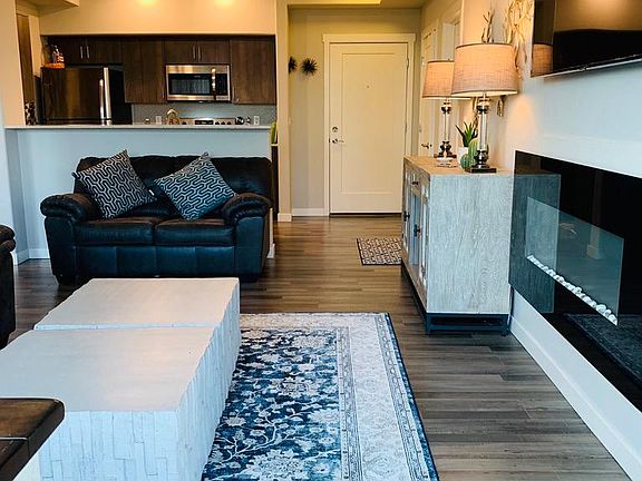 ELECTRIC FIREPLACE IN LIVING ROOM