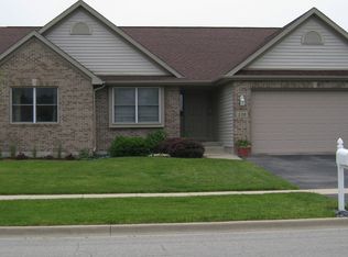 228 E Maplewood Dr, Sycamore, IL 60178