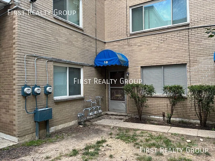 1 Bedroom, 1 Bath Garden Walk-Up Apartment. Move in Ready! — Photo 3