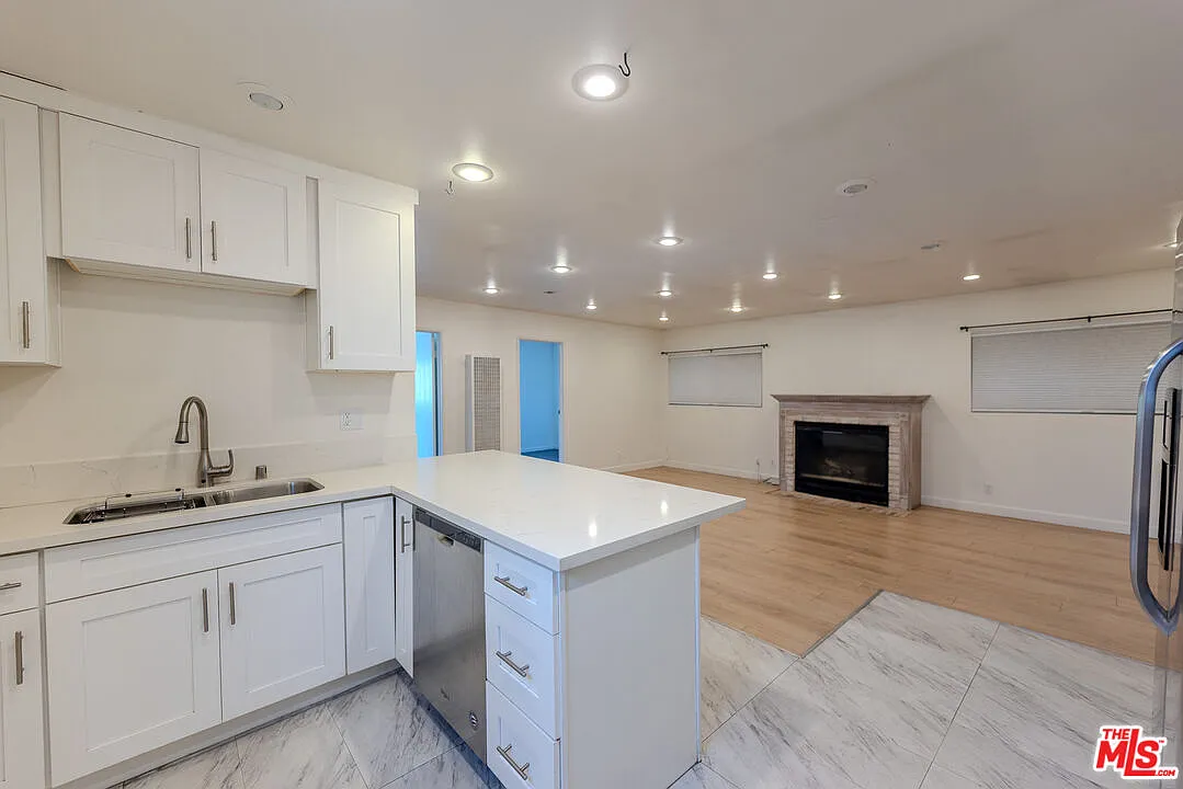 3 bed, 2.0 bath, 1300 sqft, $5,500 — Photo 2