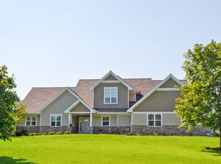 3200 Harbor Winds Dr, Suamico, WI 54173