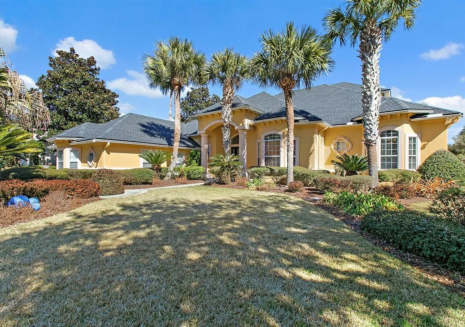 Stunning Lagoon Residence! — Photo 2