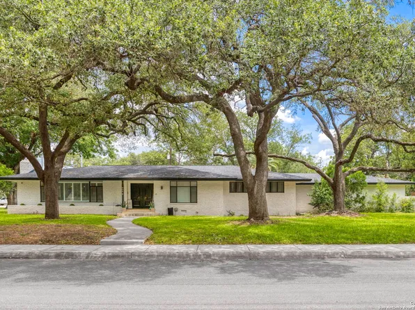 906 E CEDAR ST, Seguin, TX 78155