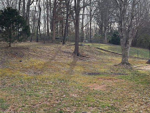 3rd image of 328 Dogwood Ln