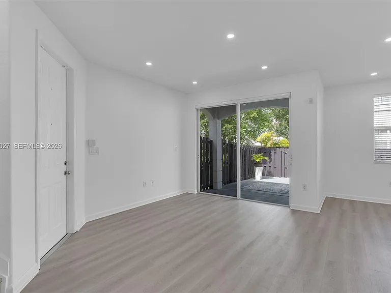 8165 NW 108th Ave — Photo 4