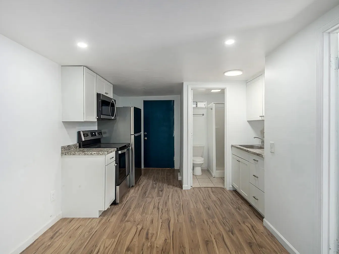 Studio, 400 sqft, $899 — Photo 1